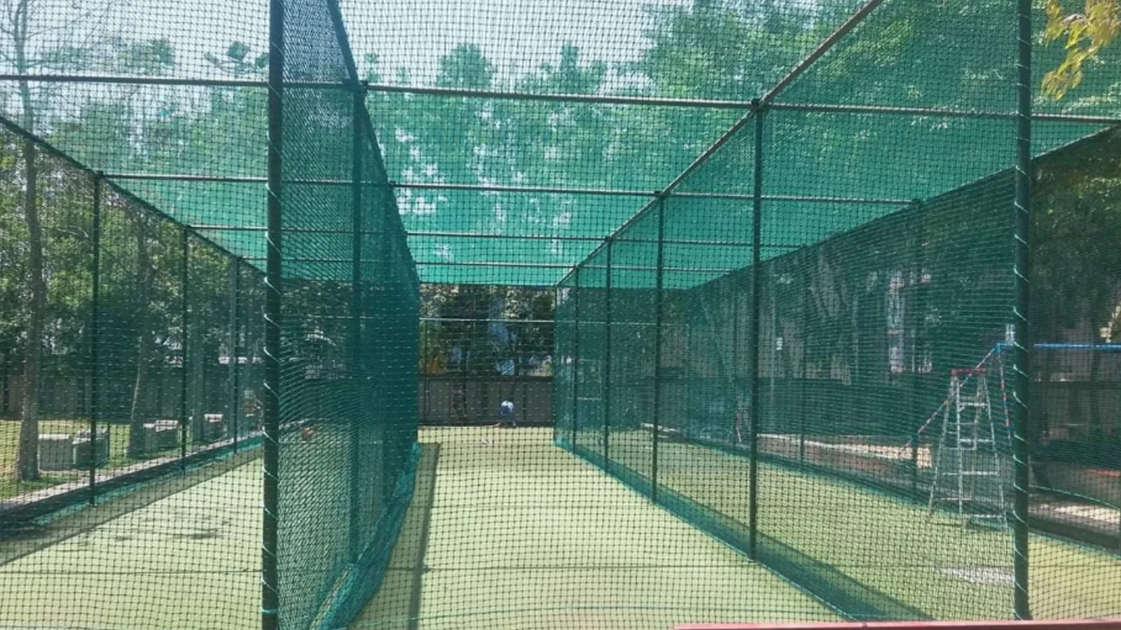 Playground safety net setup